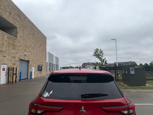 Used 2022 Mitsubishi Outlander SE image 5