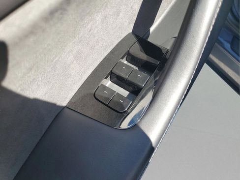 Used 2020 Tesla Model Y Long Range image 17