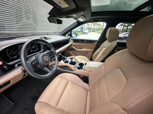 Certified 2025 Porsche Cayenne E-Hybrid AWD/4WD image 4