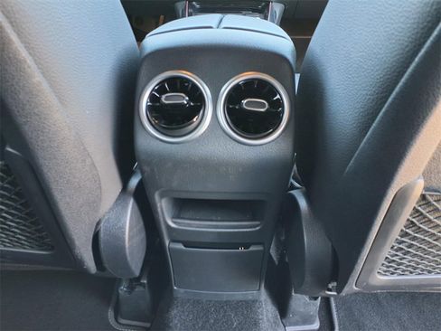 Used 2025 Mercedes-Benz GLB 250 image 16