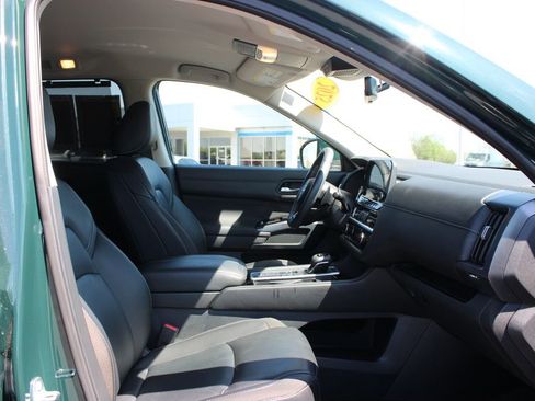Used 2025 Nissan Pathfinder SL FWD image 29