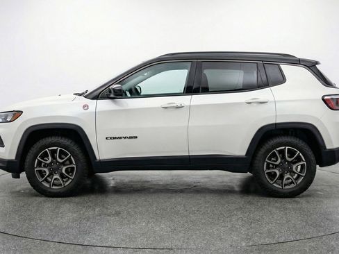 Used 2025 Jeep Compass Trailhawk image 5