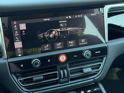 Used 2025 Porsche Macan AWD/4WD image 21