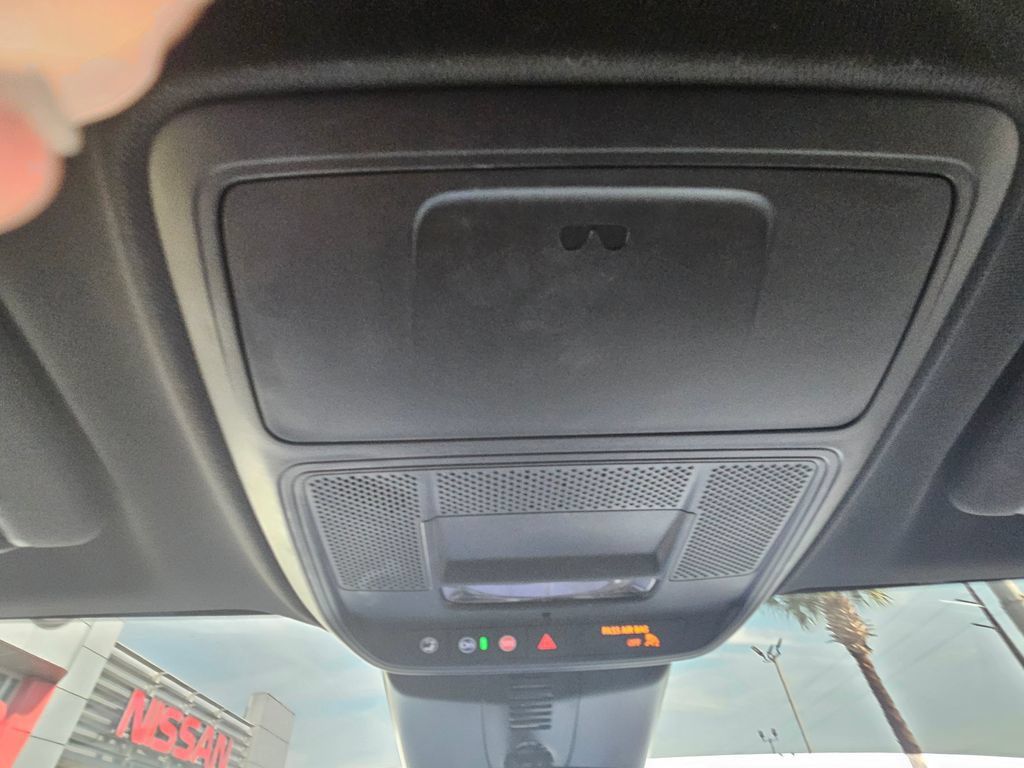 Used 2025 Chevrolet Traverse LT w/ Driver Confidence Package FWD image 29