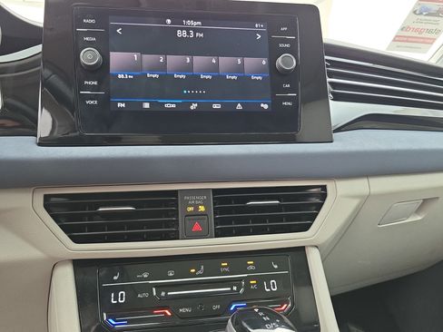 Certified 2025 Volkswagen Jetta SE w/ Sunroof Package FWD image 19