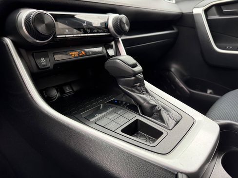 Used 2020 Toyota RAV4 LE w/ All Weather Liner Package image 31