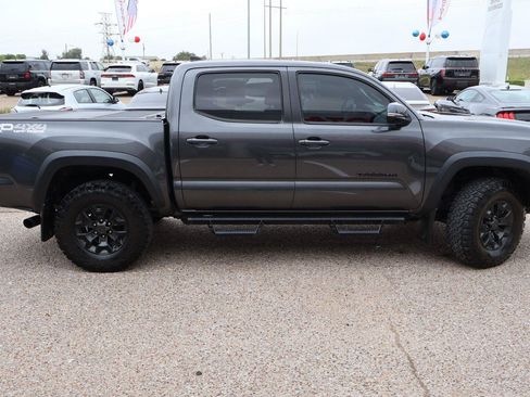 Used 2019 Toyota Tacoma TRD Off-Road w/ Technology Package AWD/4WD image 2