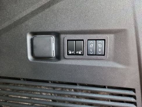 Used 2025 Chevrolet Tahoe Premier AWD/4WD image 32