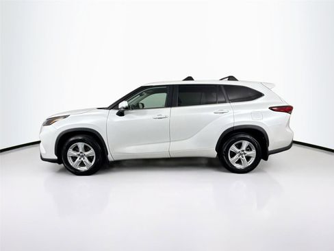 Used 2023 Toyota Highlander LE FWD image 13