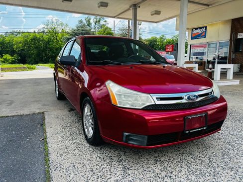 Used 2011 Ford Focus SE FWD image 2