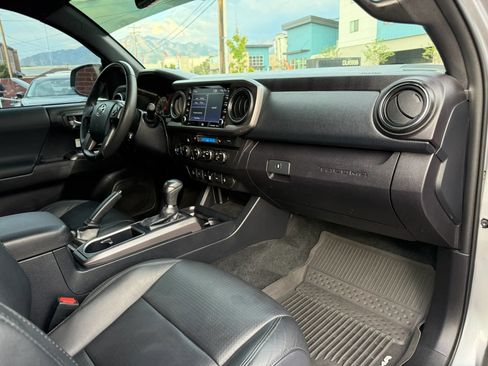 Used 2020 Toyota Tacoma TRD Off-Road w/ TRD Premium Off Road Package AWD/4WD image 23