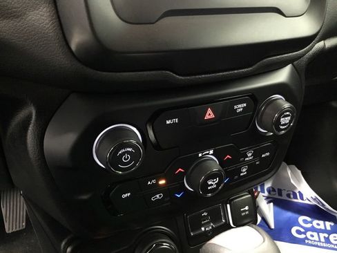 Used 2018 Jeep Renegade Latitude w/ Cold Weather Group AWD/4WD image 18