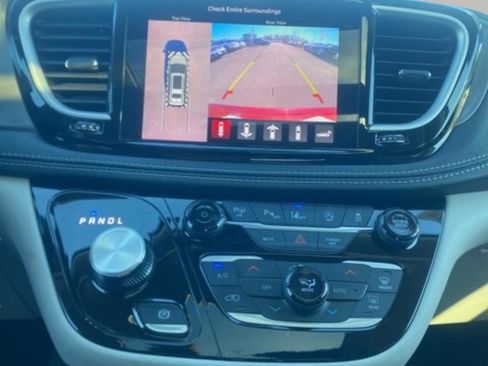 Used 2023 Chrysler Pacifica Touring-L image 24