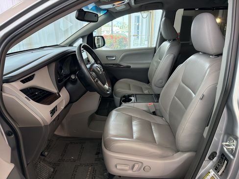 Used 2016 Toyota Sienna XLE w/ XLE Navigation Package FWD image 5