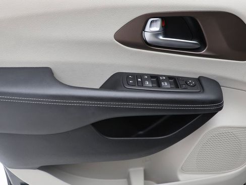 Used 2023 Chrysler Voyager LX image 14