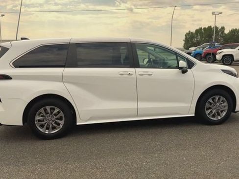 Used 2025 Toyota Sienna LE FWD image 9