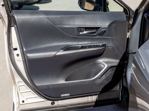 Used 2024 Toyota Venza XLE AWD/4WD image 11