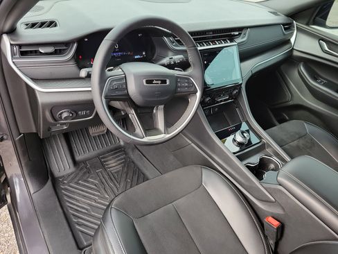 Used 2024 Jeep Grand Cherokee L Altitude image 8