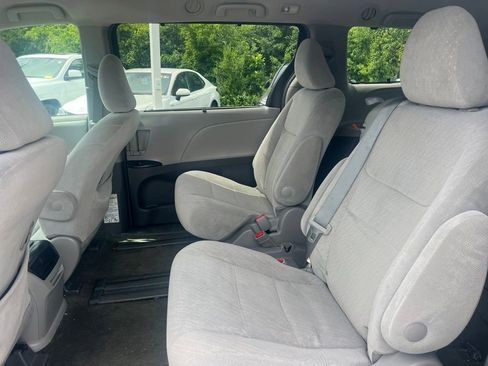 Used 2016 Toyota Sienna LE FWD image 3
