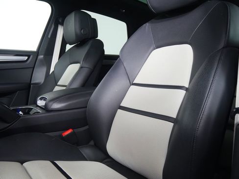 Used 2023 Porsche Cayenne image 11