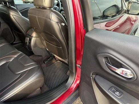 Used 2019 Jeep Cherokee Trailhawk w/ Cold Weather Group image 12