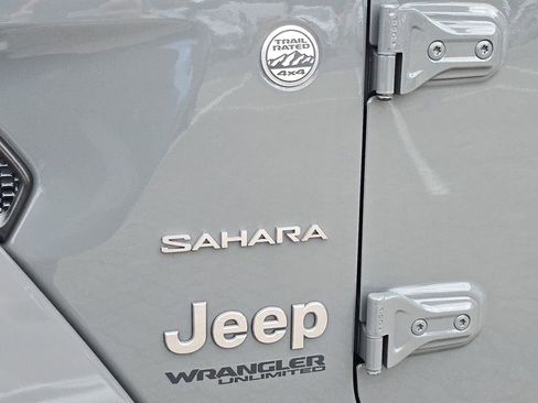 Used 2018 Jeep Wrangler Unlimited Sahara AWD/4WD image 16