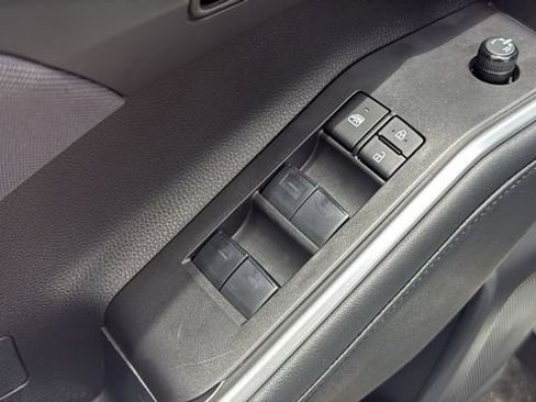 Used 2023 Toyota Highlander L FWD image 18