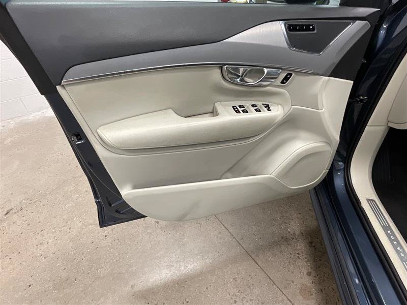 Used 2022 Volvo XC90 T5 Momentum AWD/4WD image 9