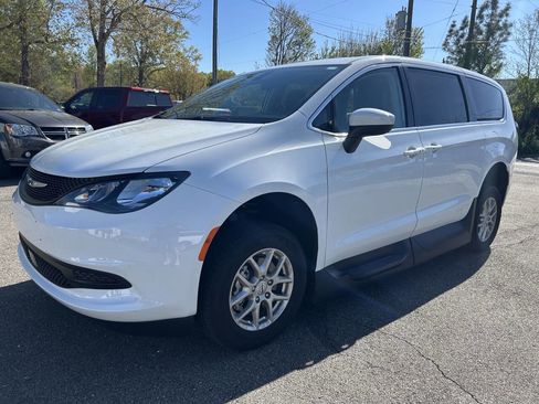 Used 2022 Chrysler Voyager LX image 13