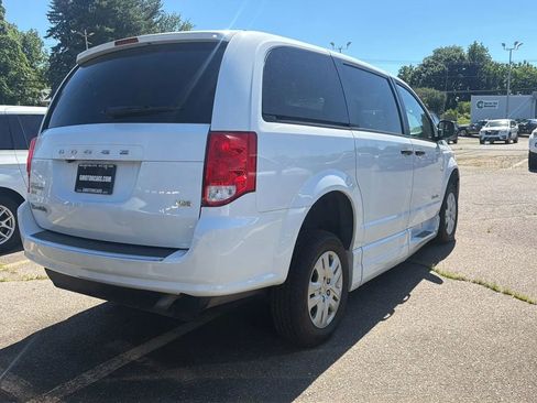 Used 2019 Dodge Grand Caravan SE FWD image 4