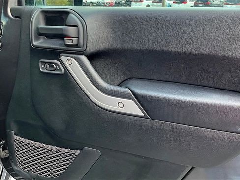 Used 2018 Jeep Wrangler Unlimited Rubicon w/ Connectivity Group image 23