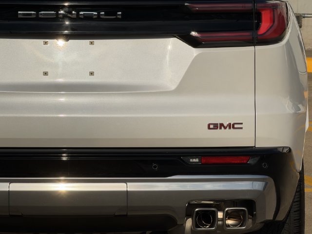 Used 2025 GMC Acadia Denali w/ LPO, Floor Liner Package FWD image 8