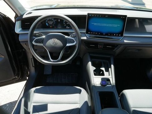 Certified 2025 Volkswagen Tiguan SE AWD/4WD image 21