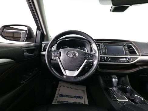 Used 2017 Toyota Highlander XLE image 29