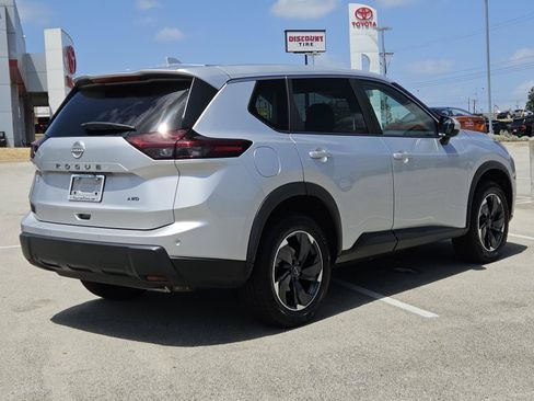 Used 2025 Nissan Rogue SV AWD/4WD image 4