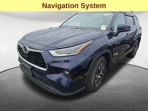 Used 2021 Toyota Highlander XLE AWD/4WD image 4