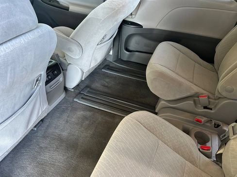 Certified 2018 Toyota Sienna LE w/ Carpet Mat Package FWD image 15