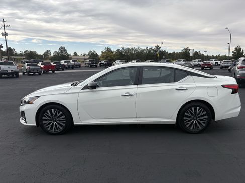 Used 2025 Nissan Altima 2.5 SV FWD image 8