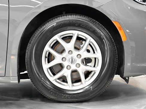 Used 2023 Chrysler Pacifica Touring-L w/ Uconnect Theater Family Group FWD image 30