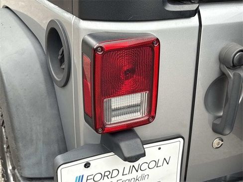 Used 2018 Jeep Wrangler Unlimited Rubicon w/ Connectivity Group image 12