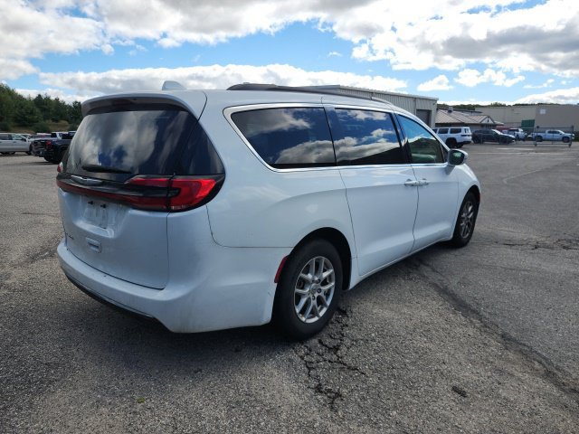 Used 2022 Chrysler Pacifica Touring-L FWD image 3
