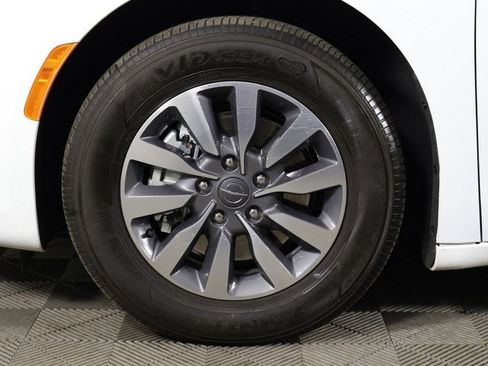 Used 2024 Chrysler Pacifica Limited FWD image 23
