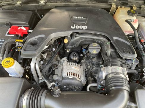 Used 2021 Jeep Wrangler Unlimited Sahara w/ Dual Top Group AWD/4WD image 33