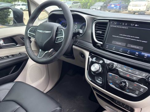 Used 2023 Chrysler Pacifica Touring-L FWD image 29