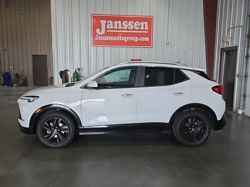 Used 2024 Buick Encore GX Sport Touring image 2