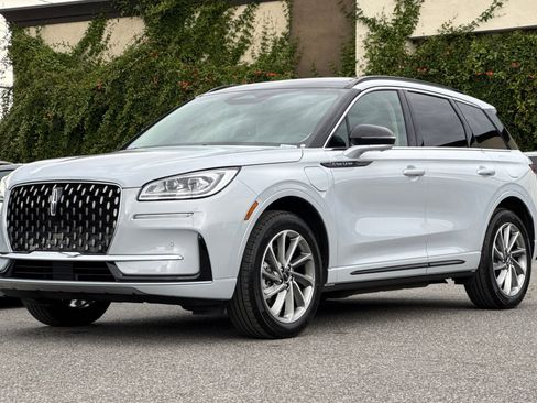 Used 2025 Lincoln Corsair Grand Touring w/ Equipment Group 301A image 8