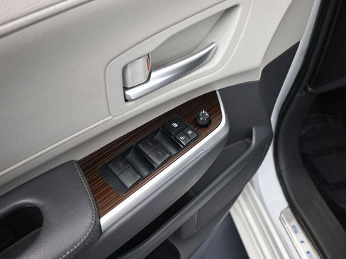 Used 2021 Toyota Sienna XLE image 14