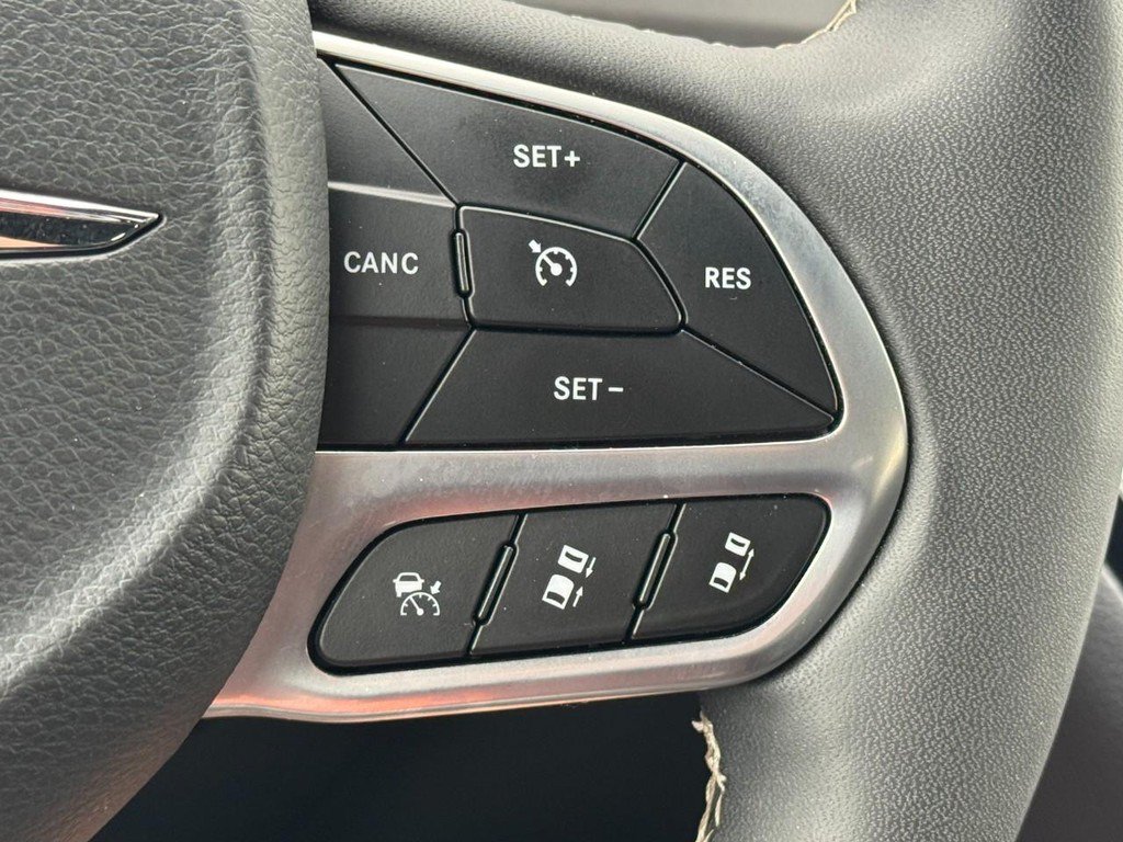 Used 2025 Chrysler Pacifica Select FWD image 22