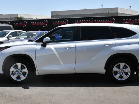 Used 2024 Toyota Highlander LE AWD/4WD image 4