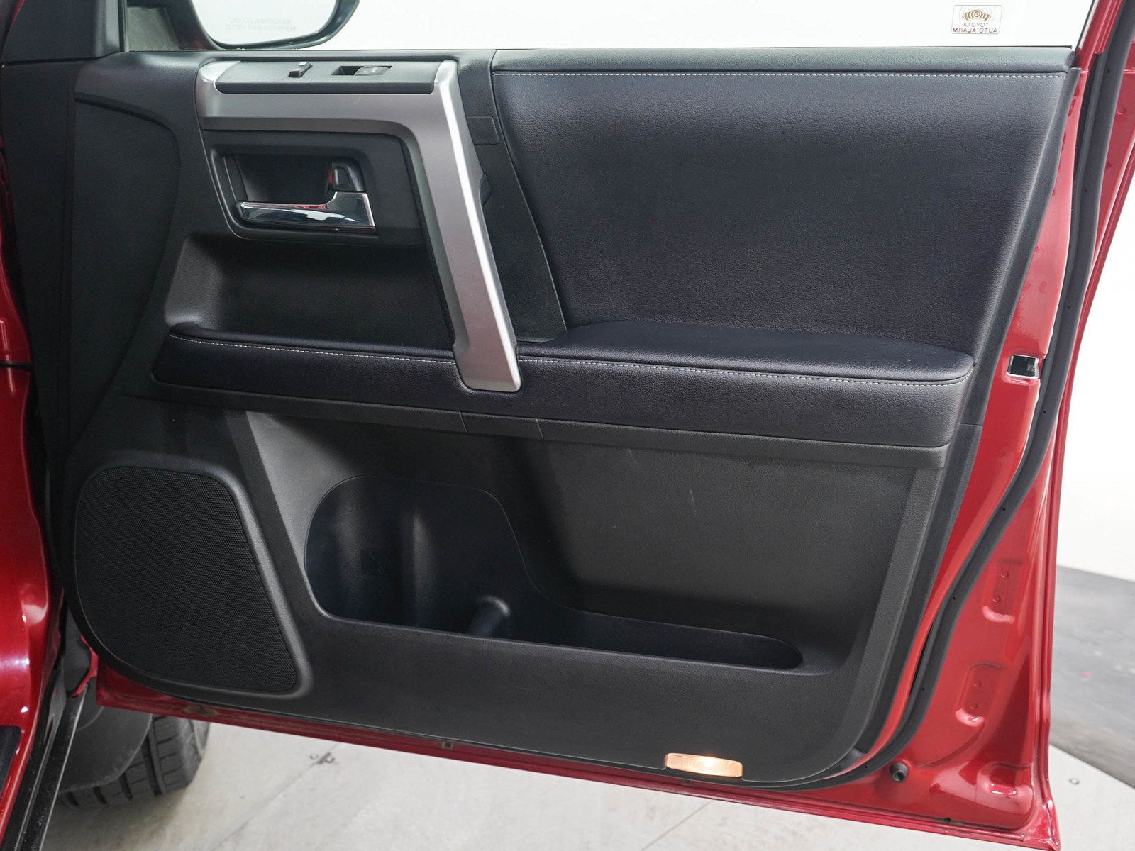Used 2018 Toyota 4Runner SR5 AWD/4WD image 9